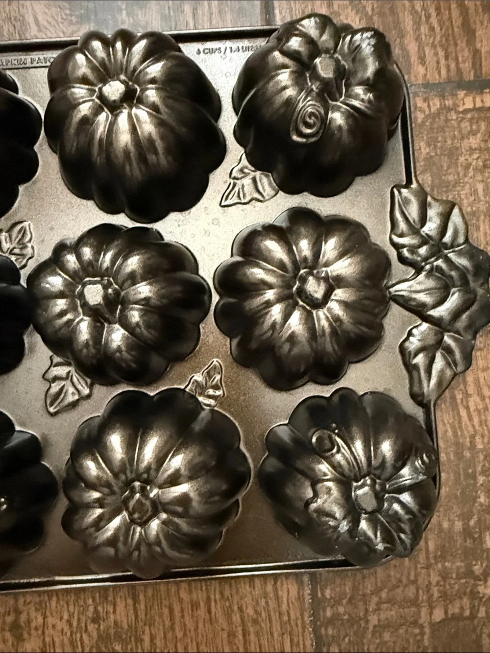 Nordic Ware Bronze Pumpkin Patch Mini Bundt Cakes 6 Cups/1.4 Liters Pan